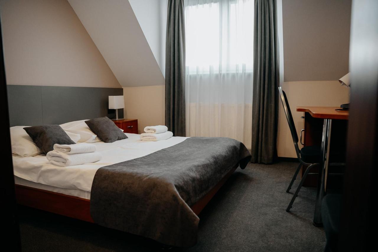 Hotel Resident Nowa Sarzyna Екстериор снимка