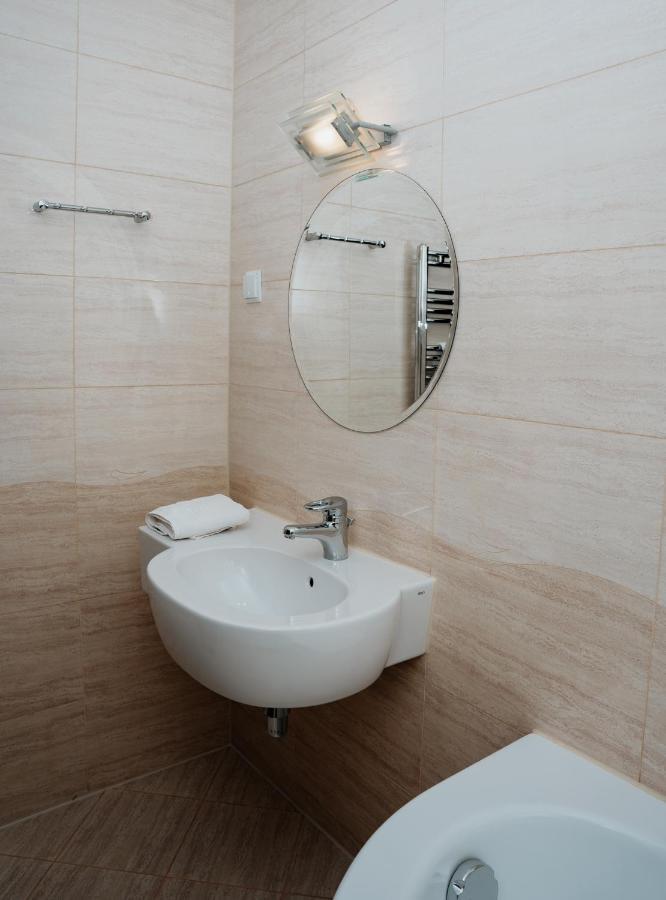 Hotel Resident Nowa Sarzyna Екстериор снимка