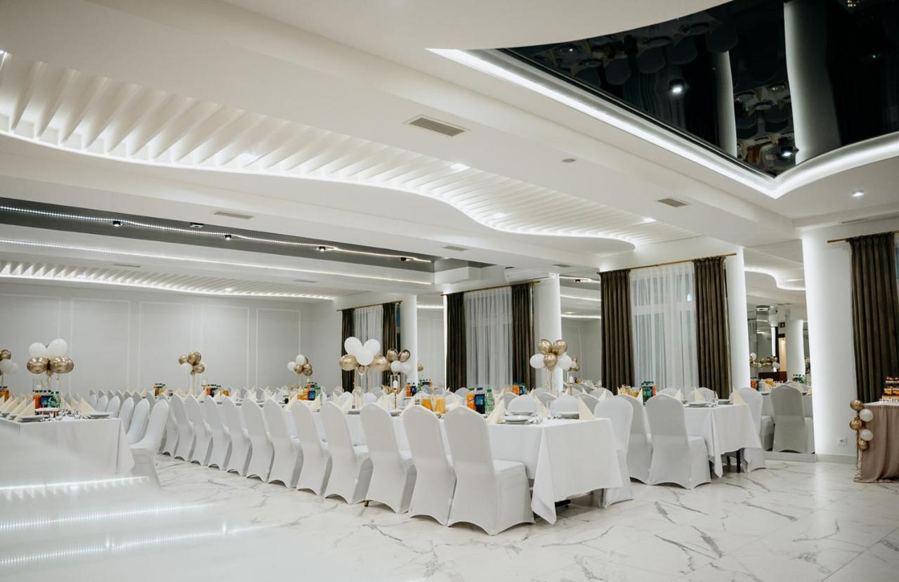 Hotel Resident Nowa Sarzyna Екстериор снимка